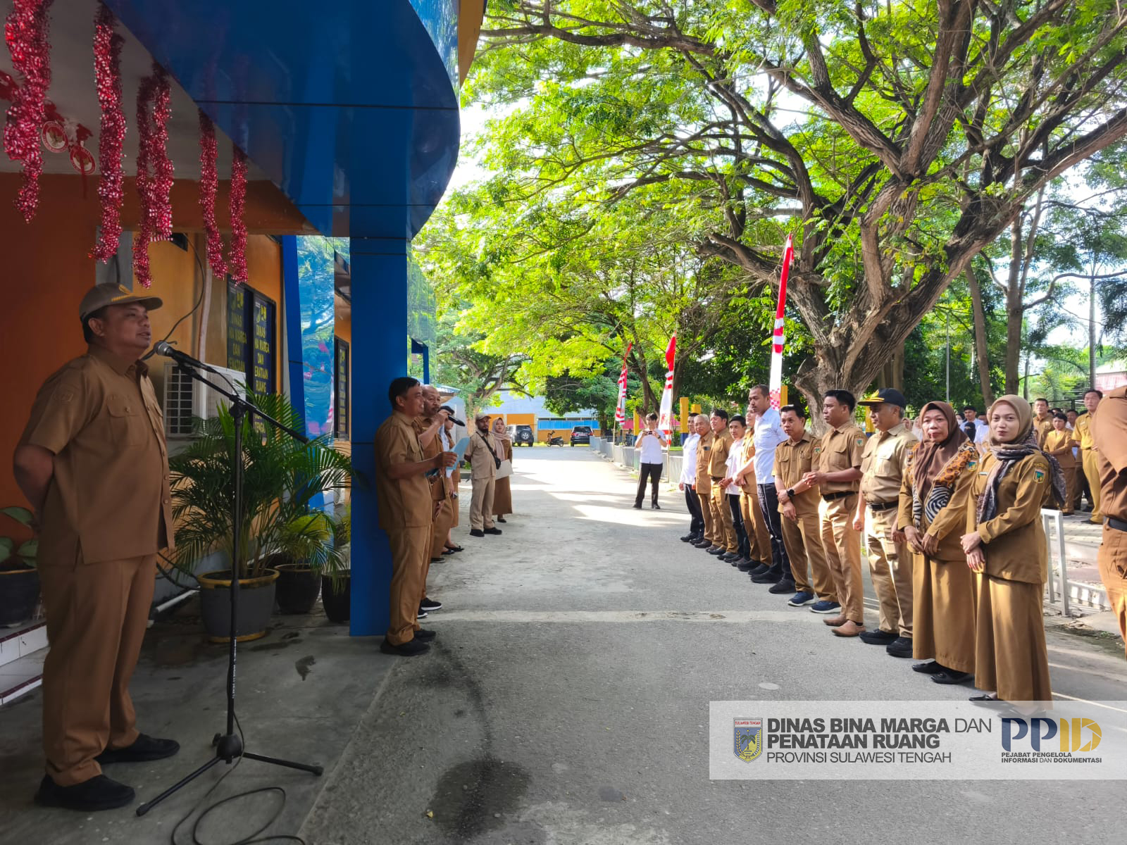 Kepala Dinas BMPR Sulteng Serahkan Hadiah Lomba HUT RI ke-80 pada Apel Pagi