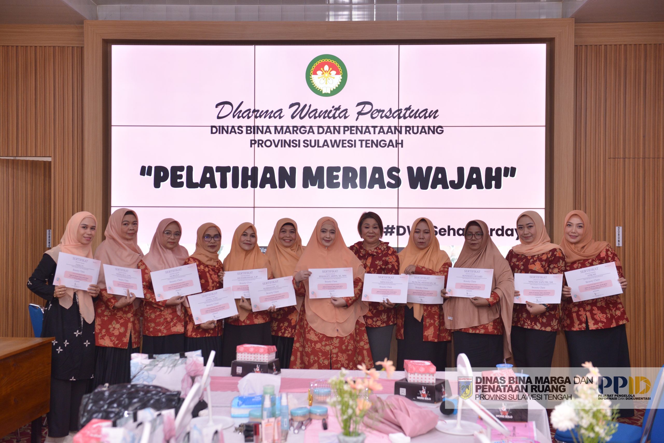 Dharma Wanita Persatuan Dinas BMPR Sulteng Gelar Pelatihan Merias Wajah untuk Tingkatkan Keterampilan dan Kepercayaan Diri Anggota